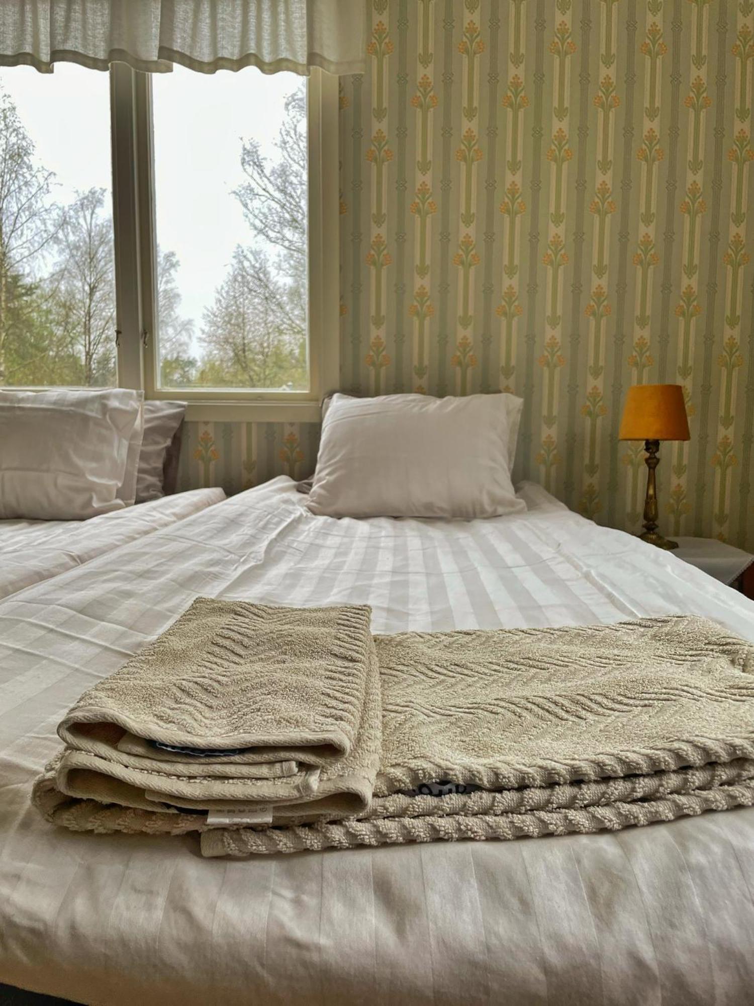 Viktors Affaershus Bed & Breakfast Atran Exterior foto